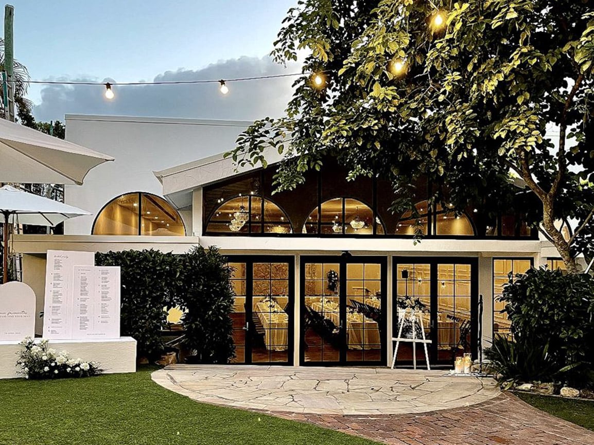 Braeside at Gin House Creek Estate wedding venue with tree-lined driveway, heritage chapel, and garden ceremony space – brisbane wedding photographer