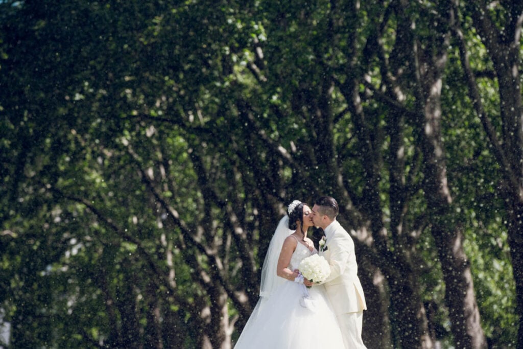 Couple kiss in the rain – Brisbane wedding photographer
